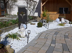 Flächendeckend mit Steinen ausgelegter Garten. Flächendeckend mit Steinen ausgelegter Garten.