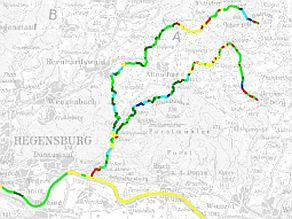 Kartenausschnitt mit einem Fließgewässer in verschiedenen Farben für die Gewässerstruktur. Kartenausschnitt mit einem Fließgewässer in verschiedenen Farben für die Gewässerstruktur.